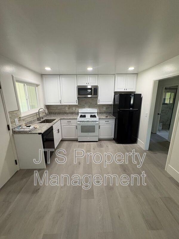 2440 Central Ave #B - Photo 5 of 20