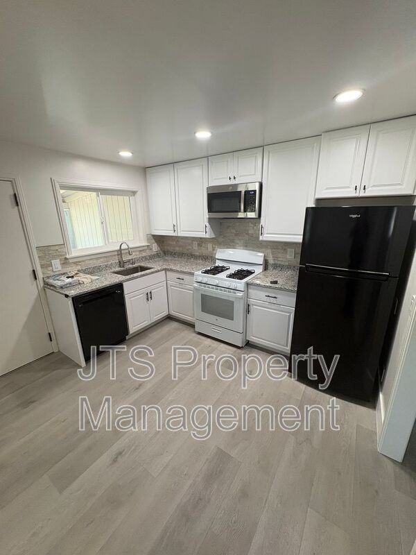 2440 Central Ave #B - Photo 6 of 20