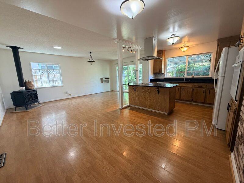 1713 Mariposa Dr - Photo 3 of 15