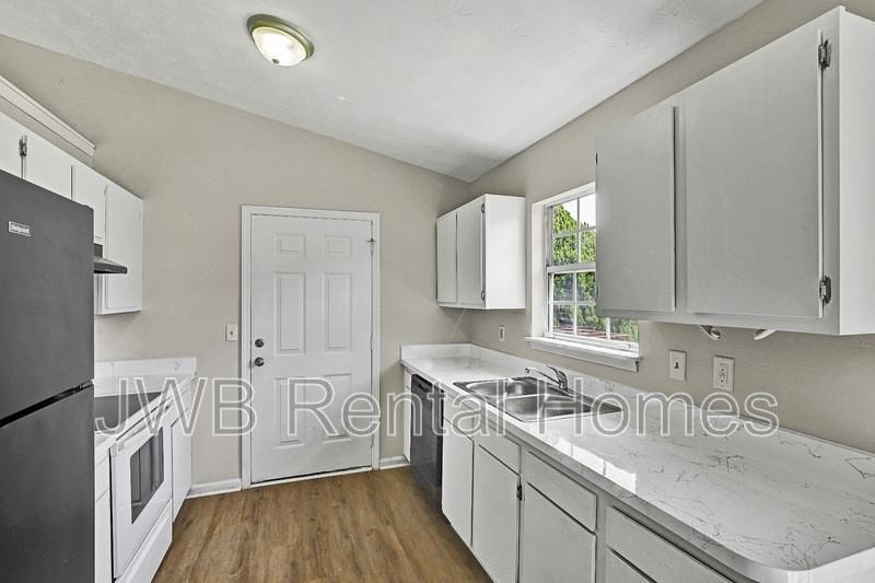4018 Alfred Mill Ave - Photo 4 of 21