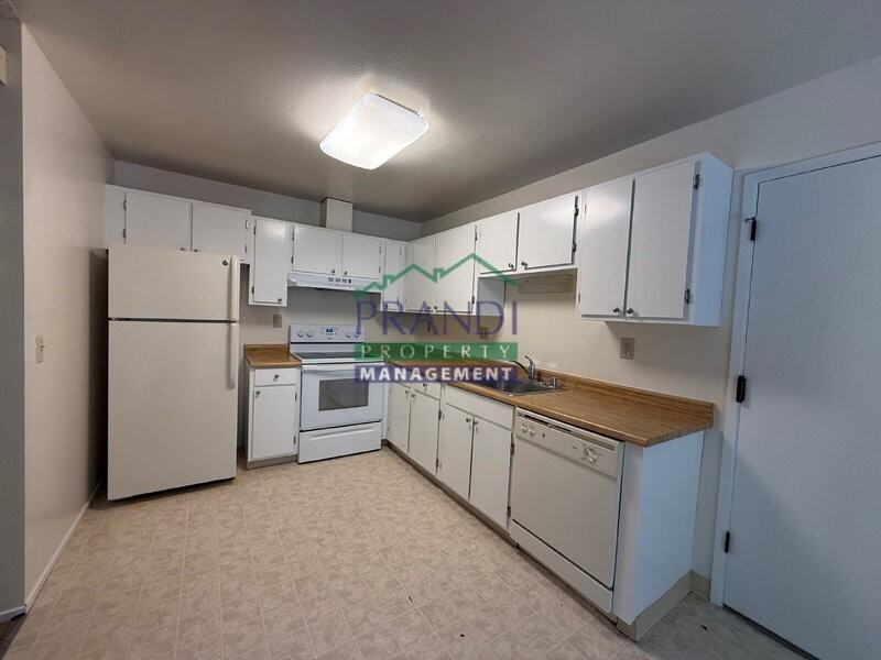1591 Merritt Dr - Photo 4 of 16