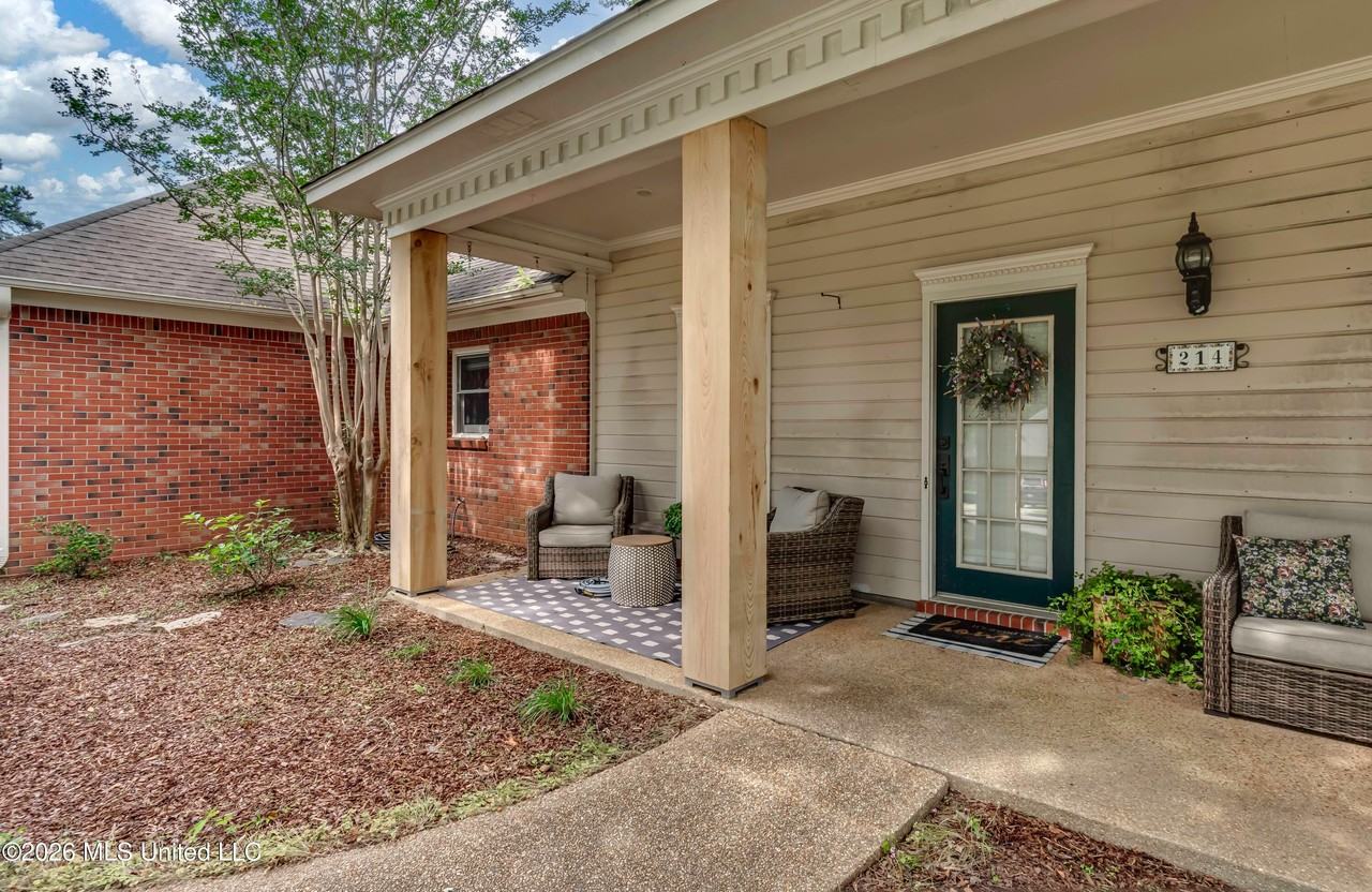 214 Ramblewood Dr - Photo 3 of 37