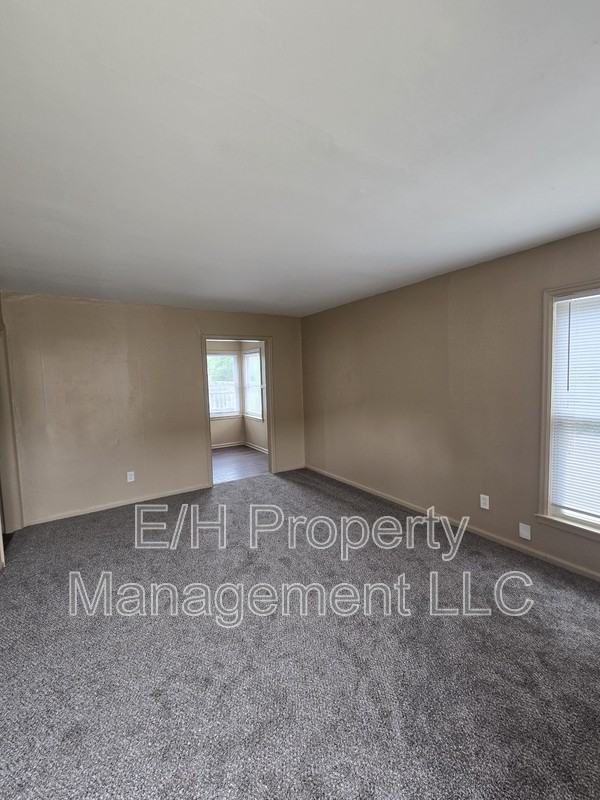 1952 S Hiram St - Photo 2 of 12
