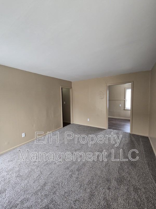 1952 S Hiram St - Photo 3 of 12