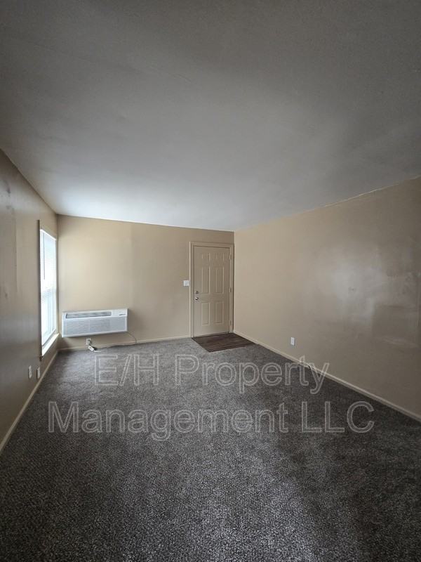 1952 S Hiram St - Photo 4 of 12