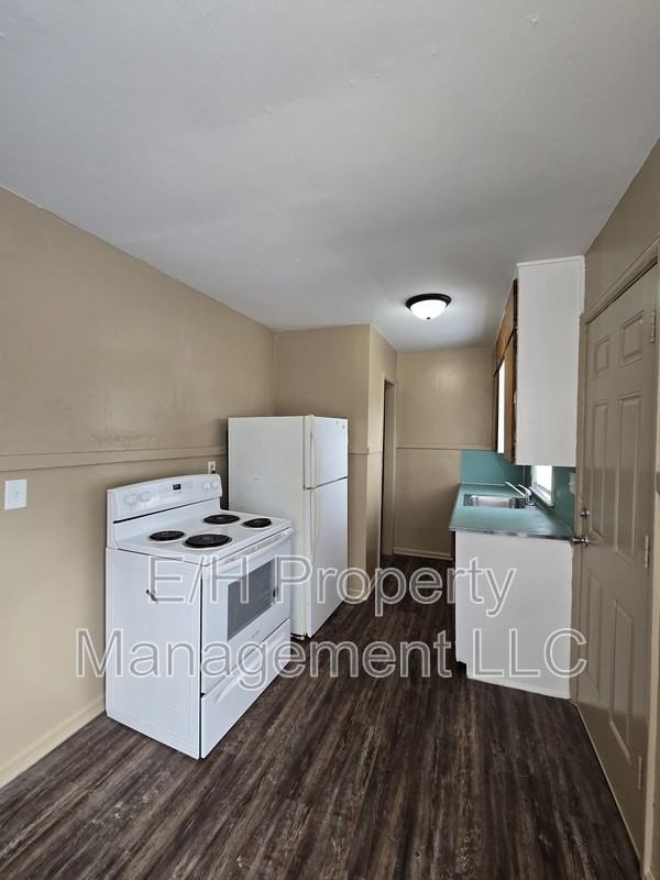 1952 S Hiram St - Photo 6 of 12