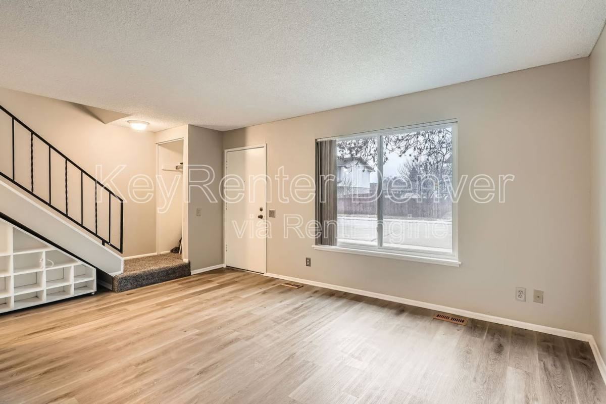 588 S Carr St - Photo 3 of 10