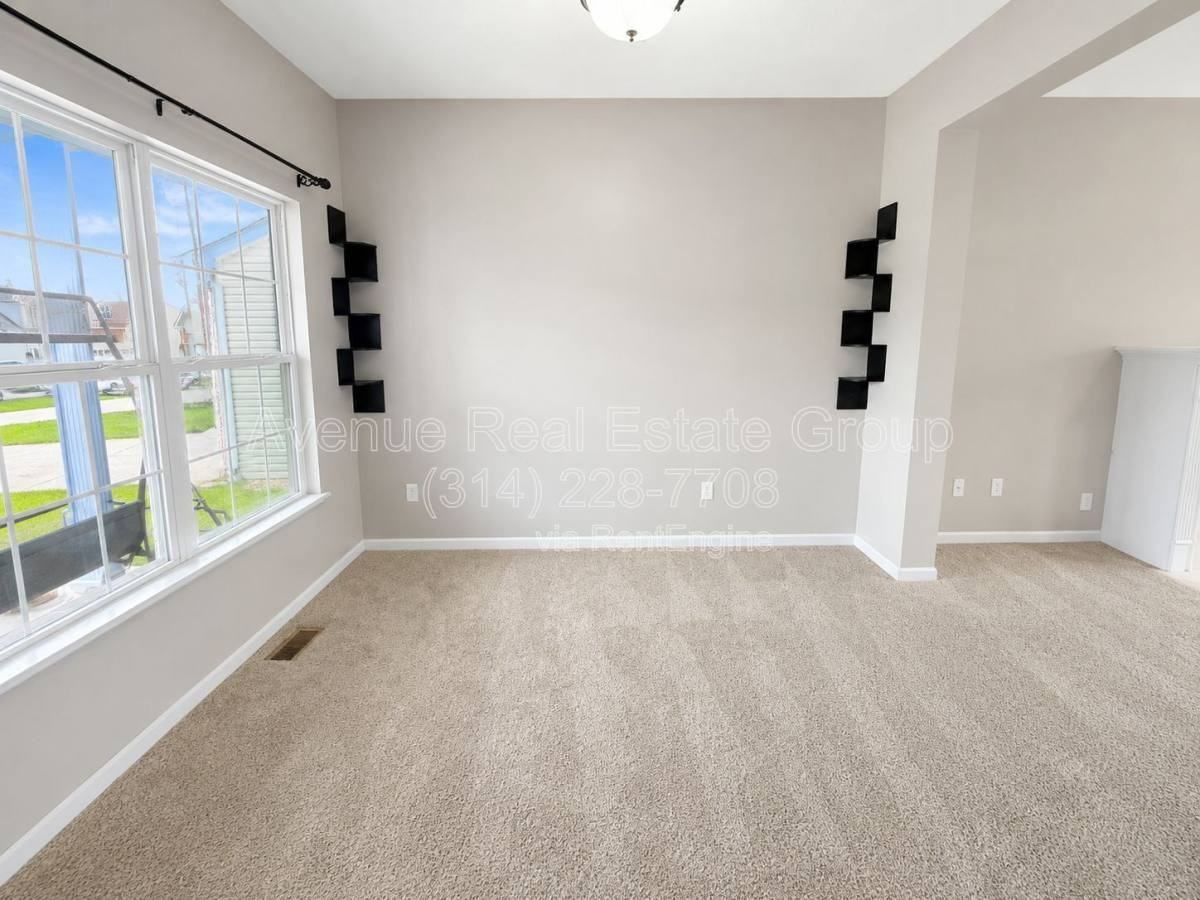 555 Fortress Ct - Photo 2 of 10
