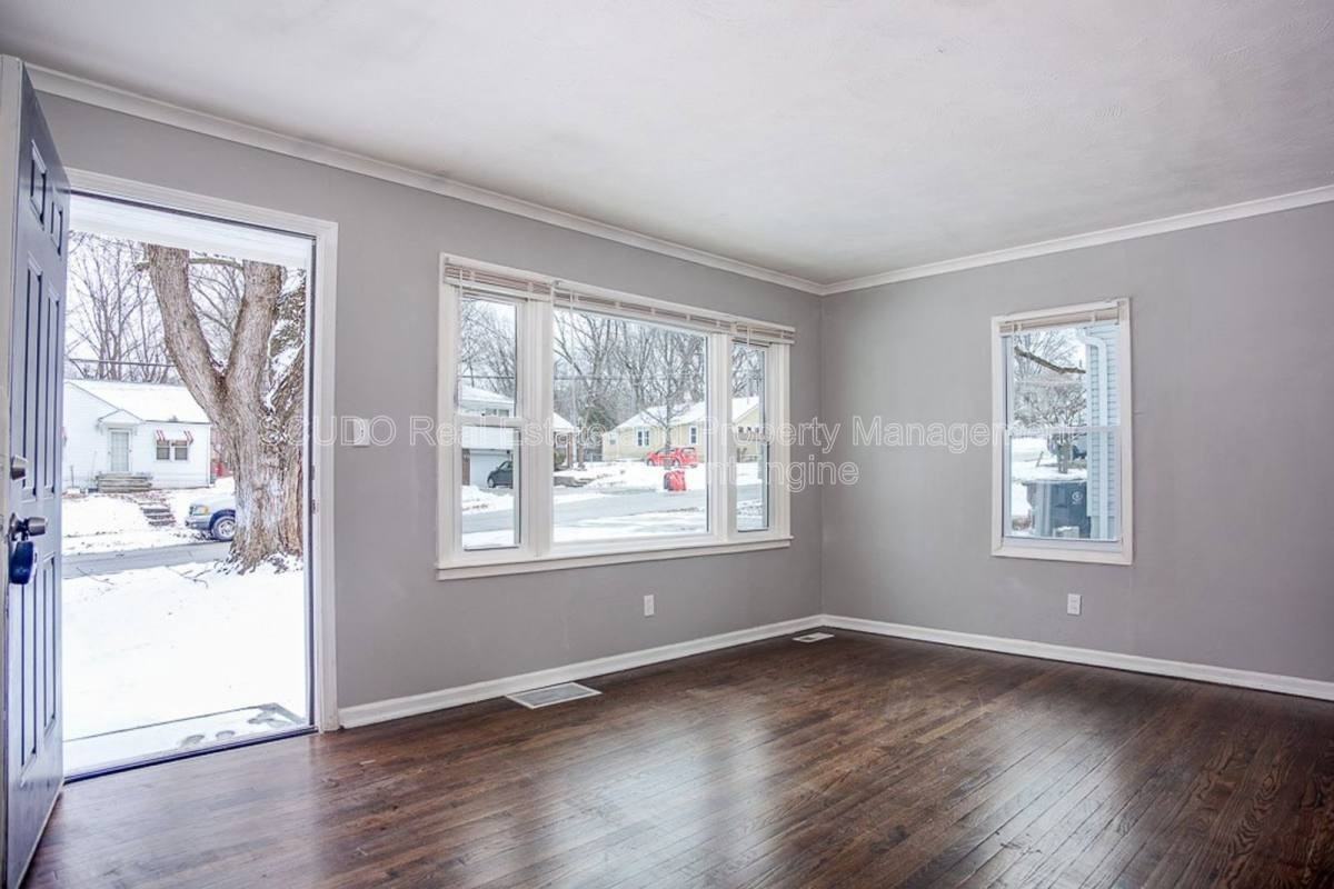 1324 N Osage St - Photo 2 of 10