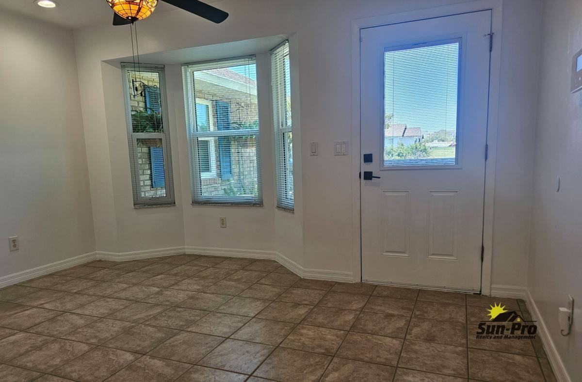 139 Riverwalk Ct - Photo 3 of 10