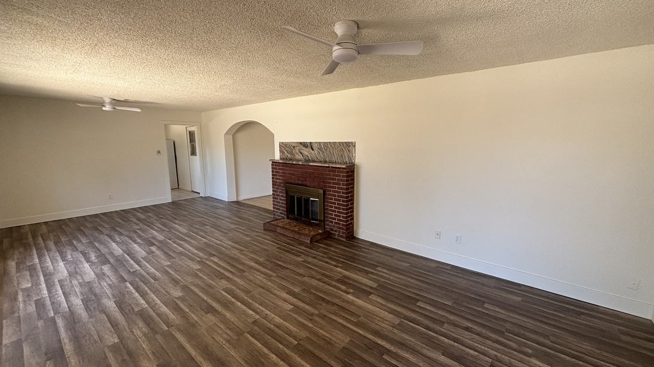 2528 E Hartford Ave - Photo 3 of 21