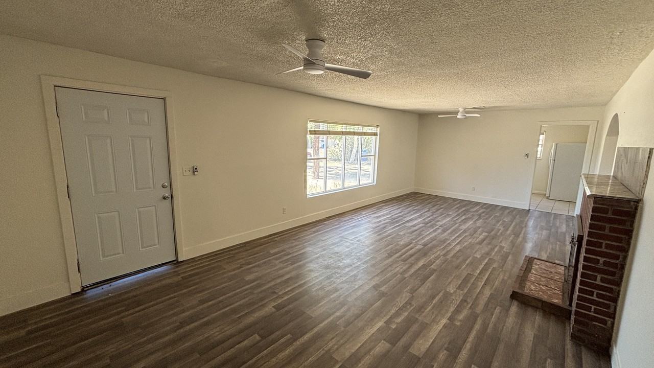 2528 E Hartford Ave - Photo 4 of 21