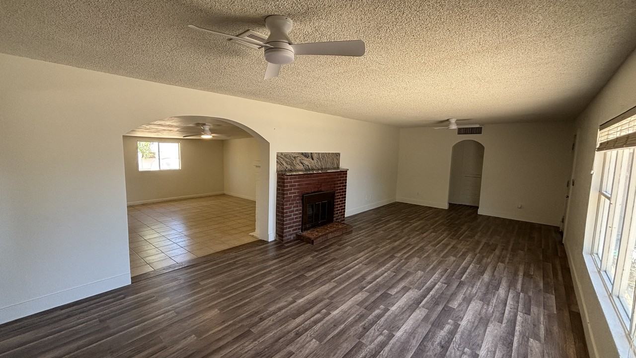2528 E Hartford Ave - Photo 5 of 21