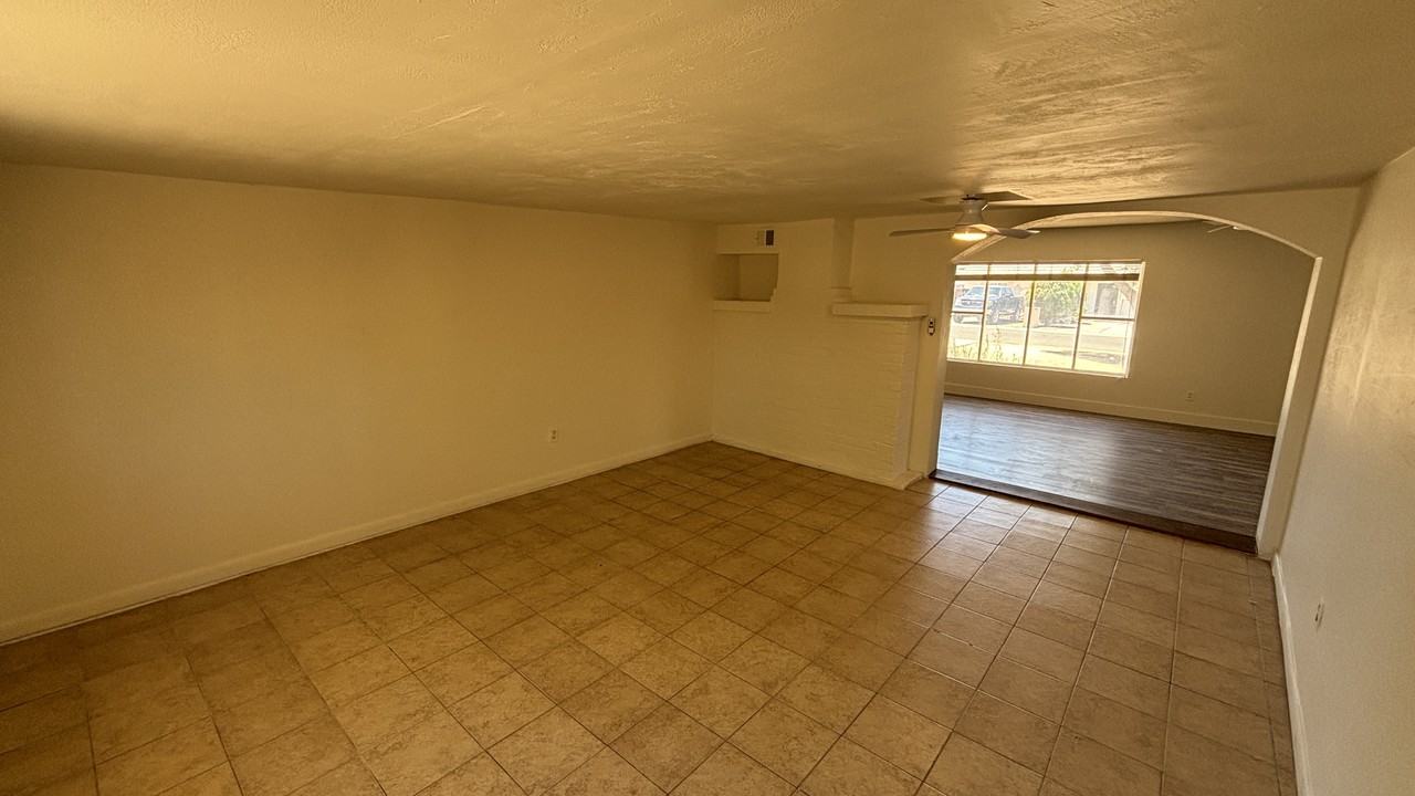 2528 E Hartford Ave - Photo 6 of 21
