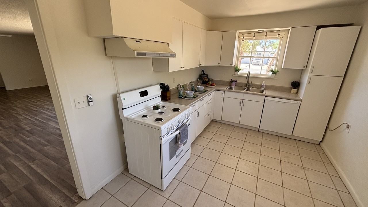 2528 E Hartford Ave - Photo 7 of 21