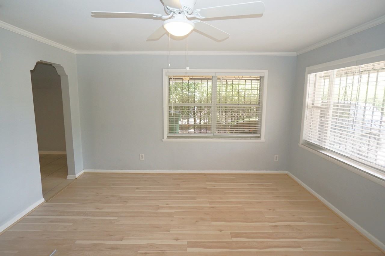207 N Gomez Ave - Photo 3 of 12