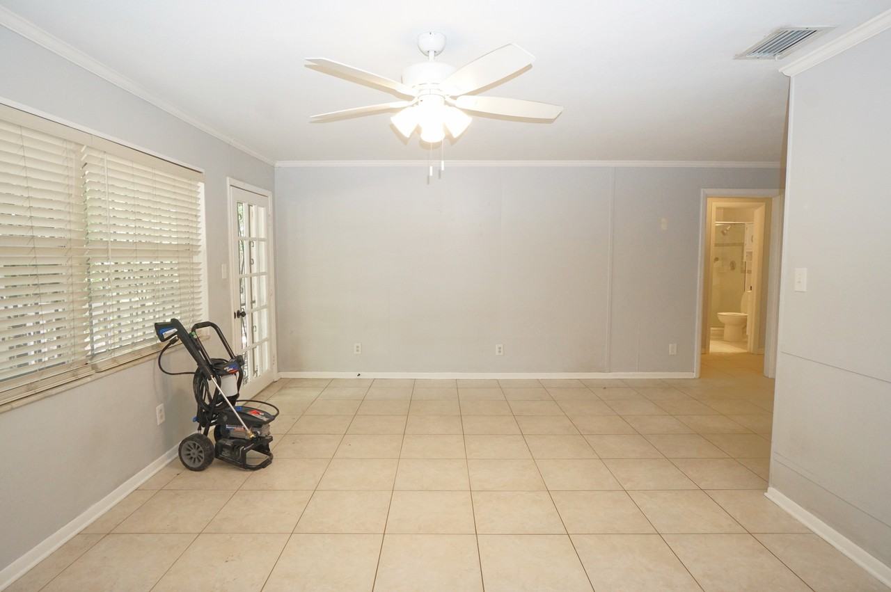 207 N Gomez Ave - Photo 6 of 12