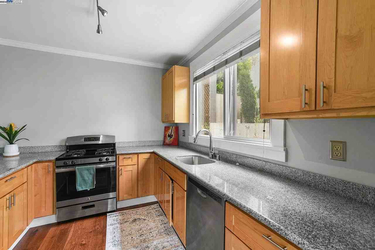 1925 Leavenworth St - Photo 4 of 14