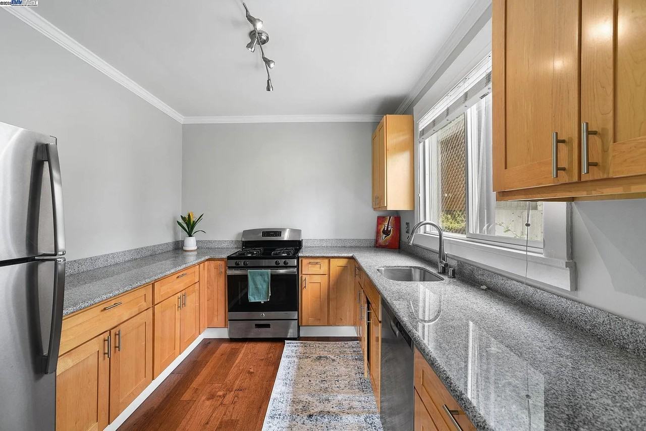 1925 Leavenworth St - Photo 5 of 14