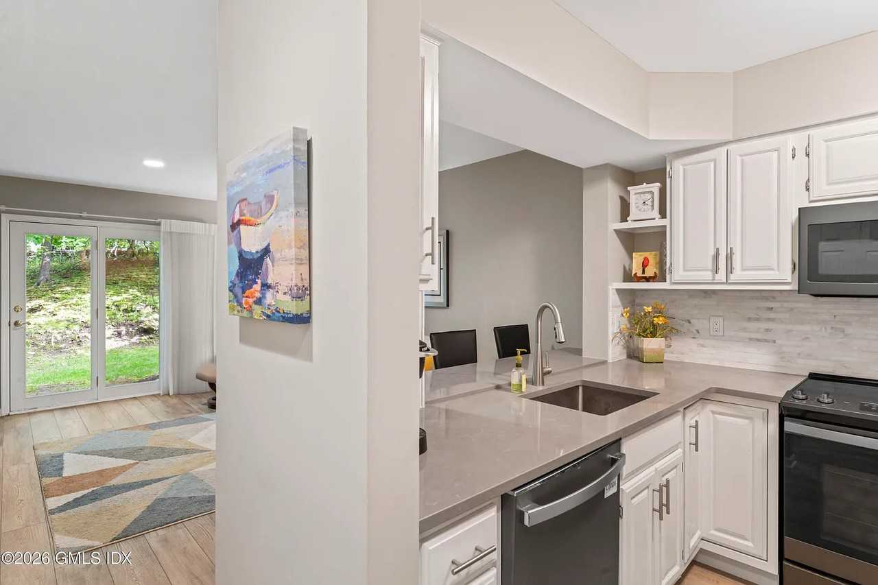 351 Pemberwick Rd - Photo 2 of 15