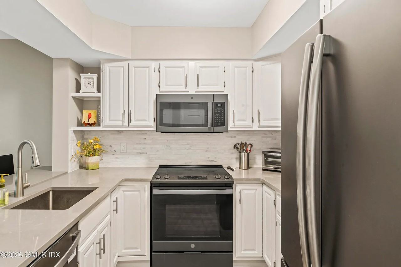 351 Pemberwick Rd - Photo 3 of 15