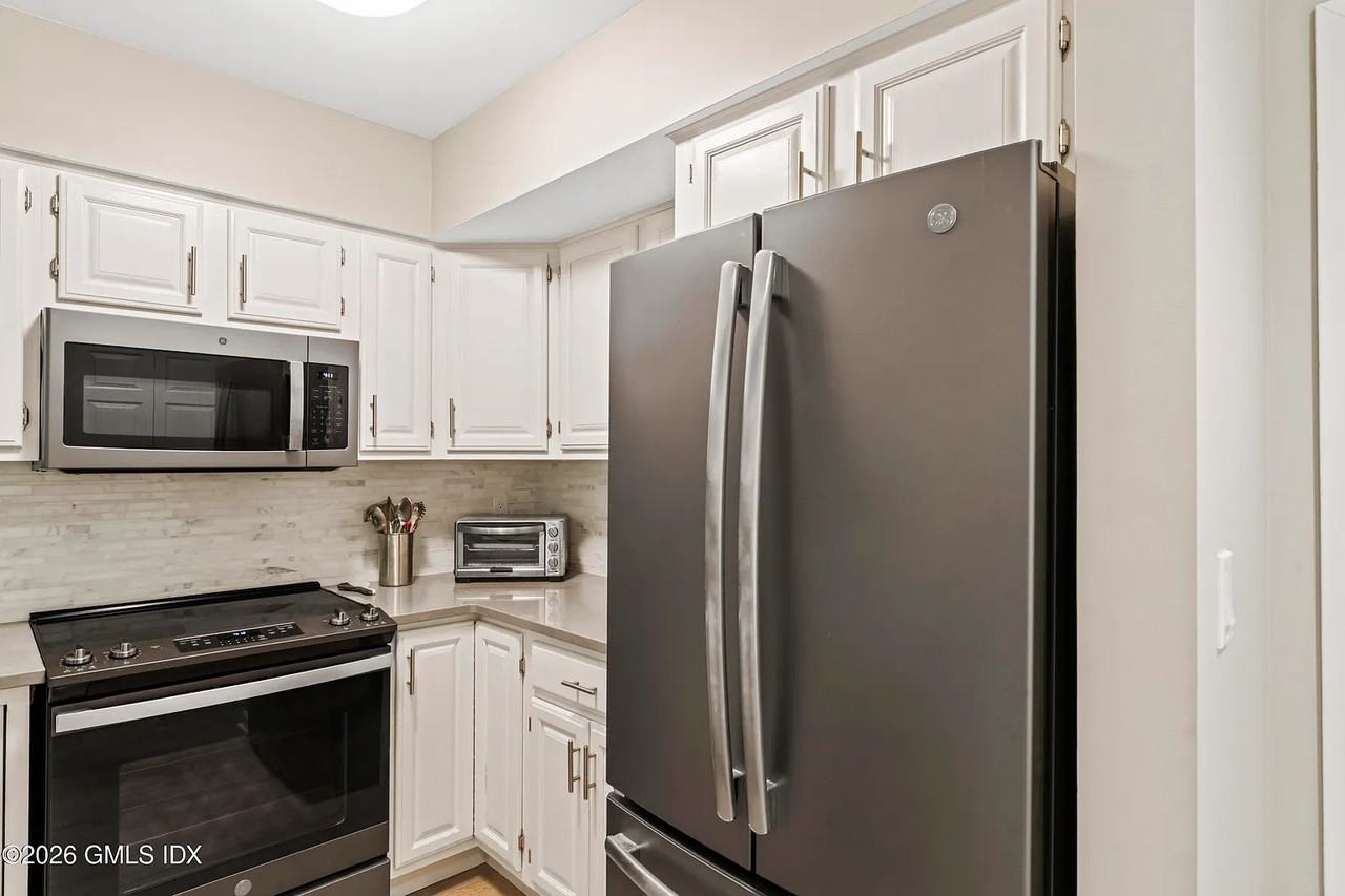 351 Pemberwick Rd - Photo 4 of 15