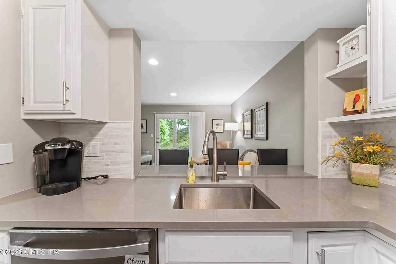 351 Pemberwick Rd - Photo 5 of 15