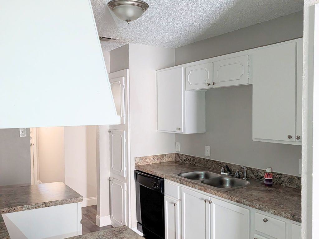 1116 Cindy St - Photo 6 of 17