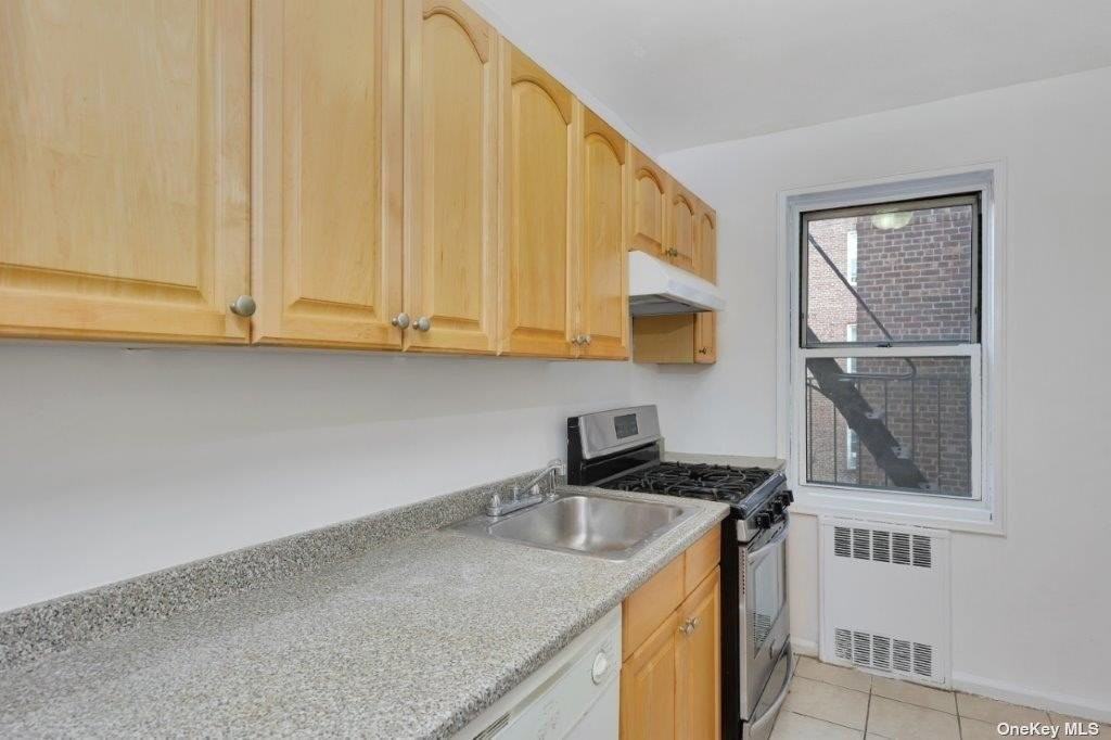 2167 33rd St #4E - Photo 3 of 5