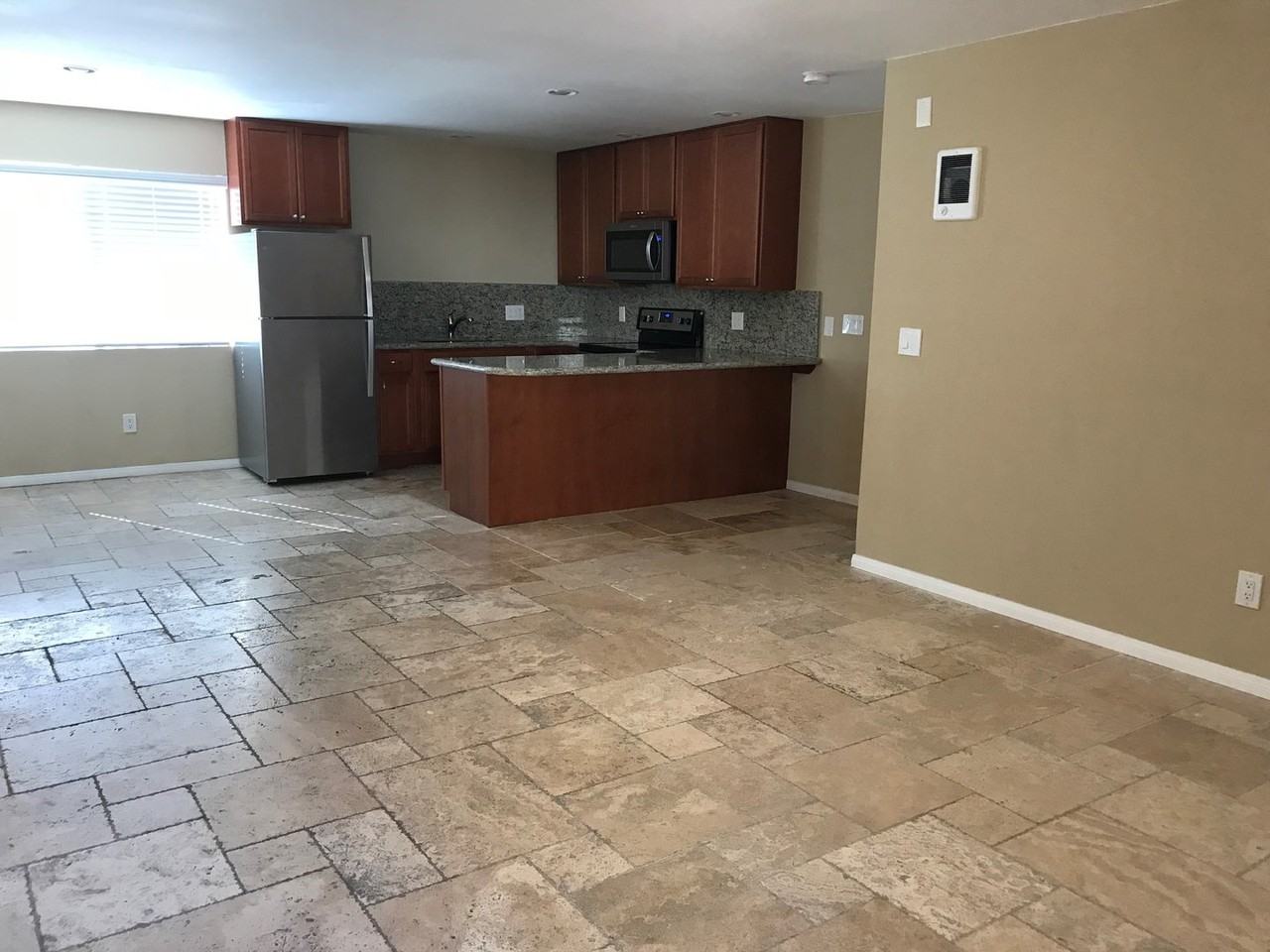 421 South Mollison Avenue - Photo 4 of 33