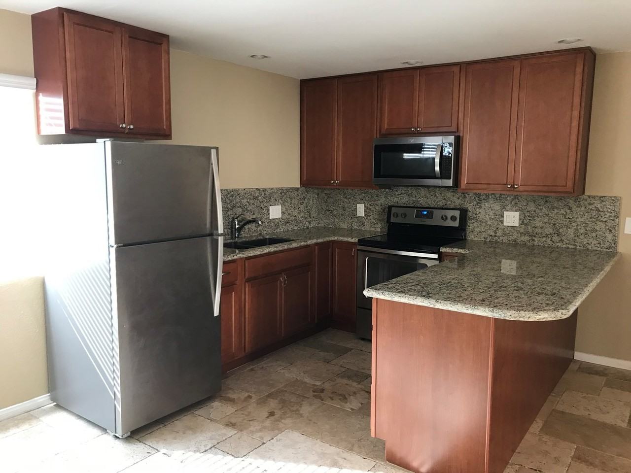 421 South Mollison Avenue - Photo 5 of 33