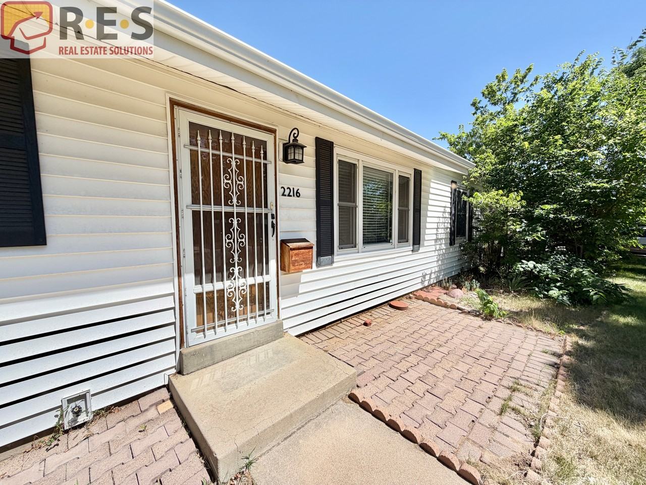 2216 Elmira St - Photo 2 of 13