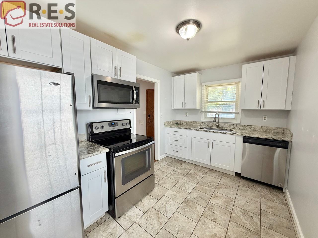 2216 Elmira St - Photo 3 of 13