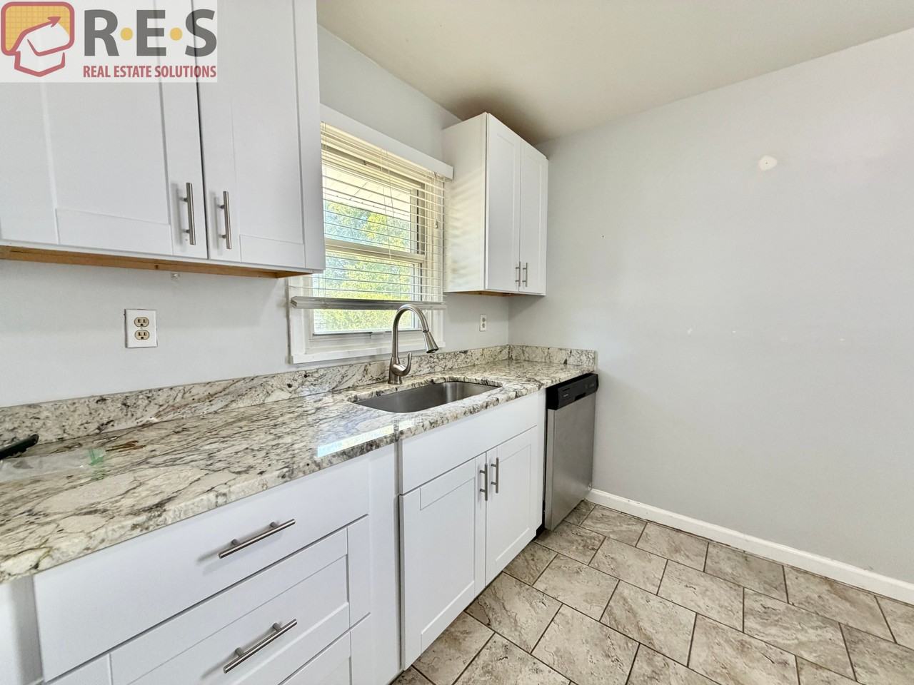 2216 Elmira St - Photo 4 of 13