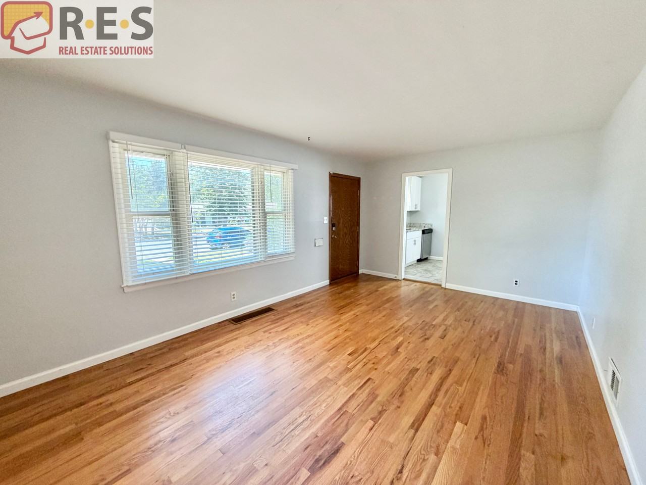 2216 Elmira St - Photo 5 of 13