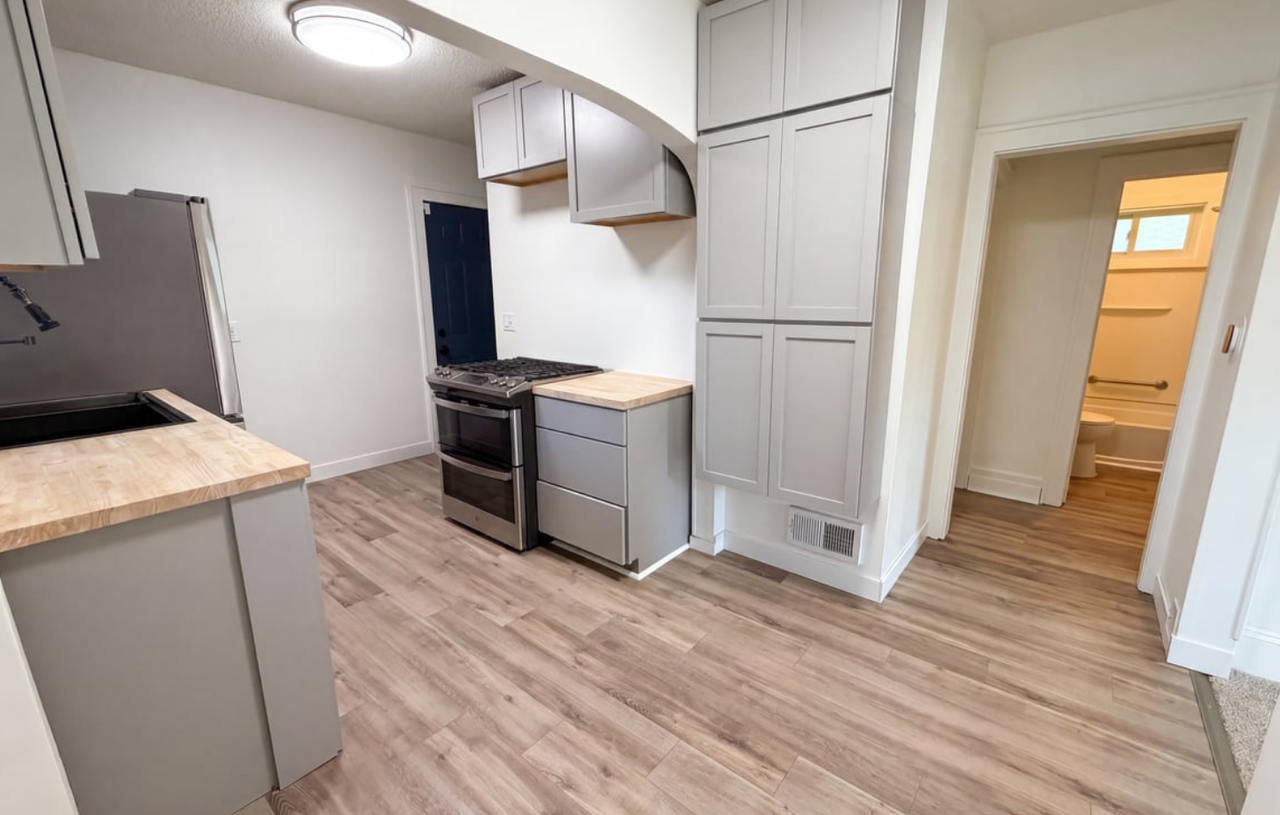2715 Irving Ave N - Photo 6 of 16