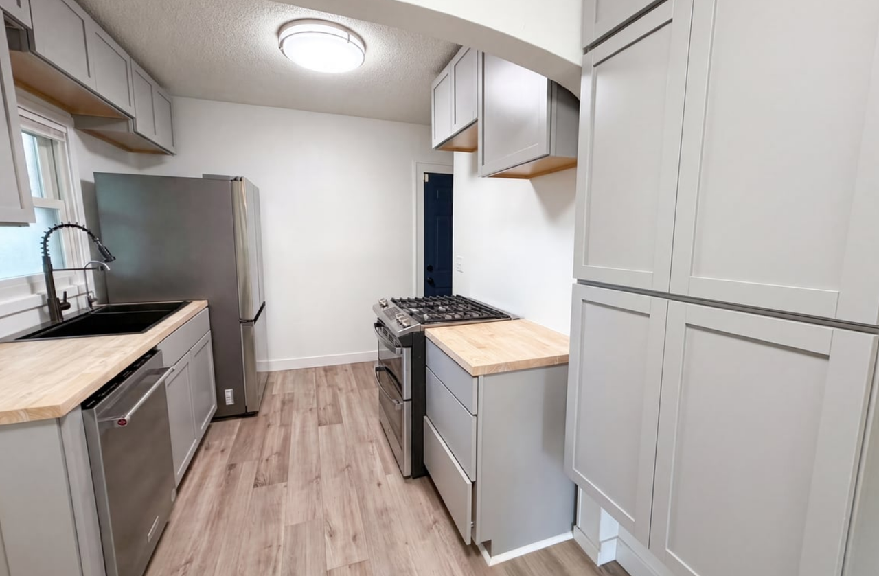 2715 Irving Ave N - Photo 7 of 16
