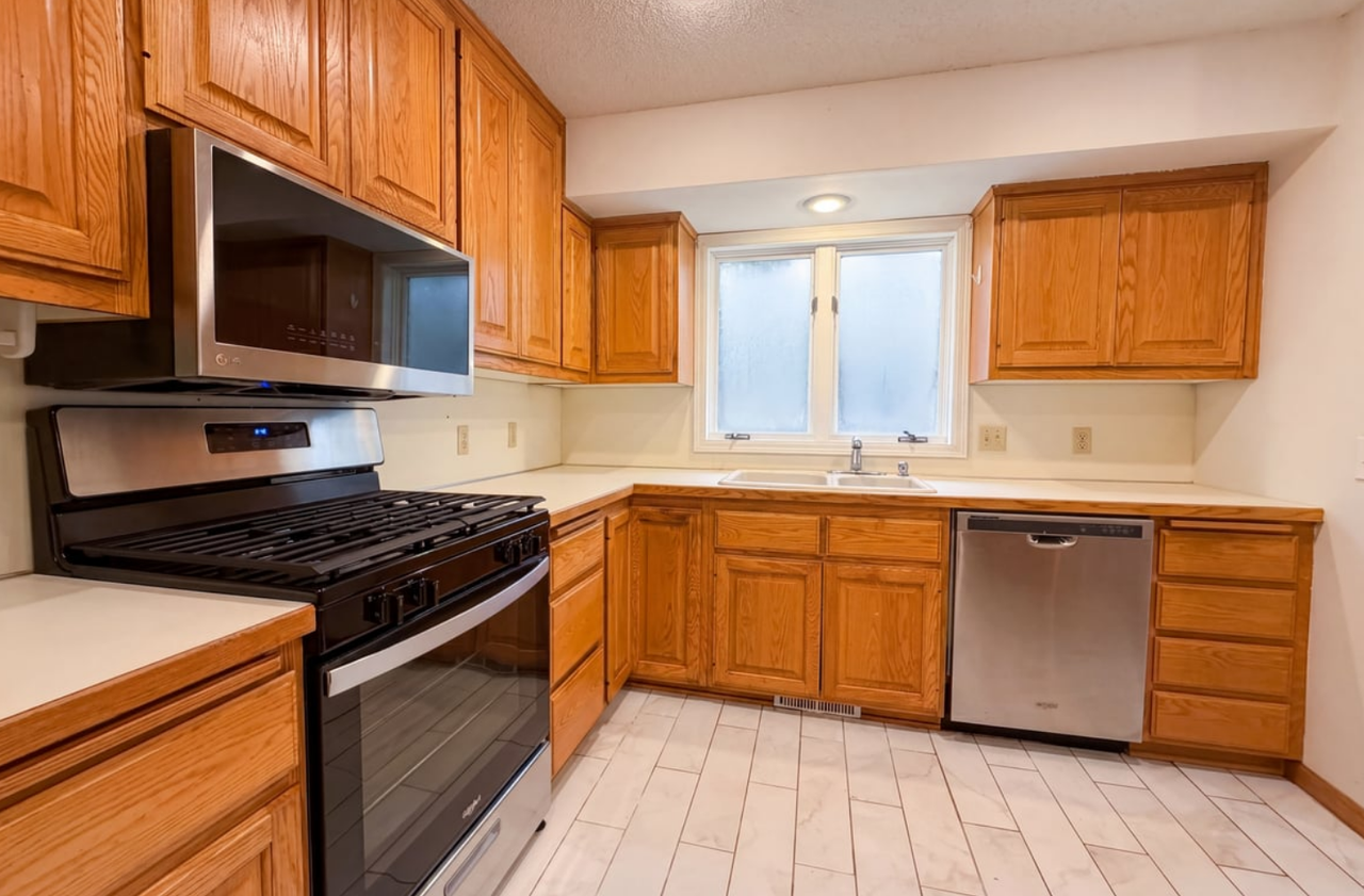 6475 Grandview Dr - Photo 3 of 13
