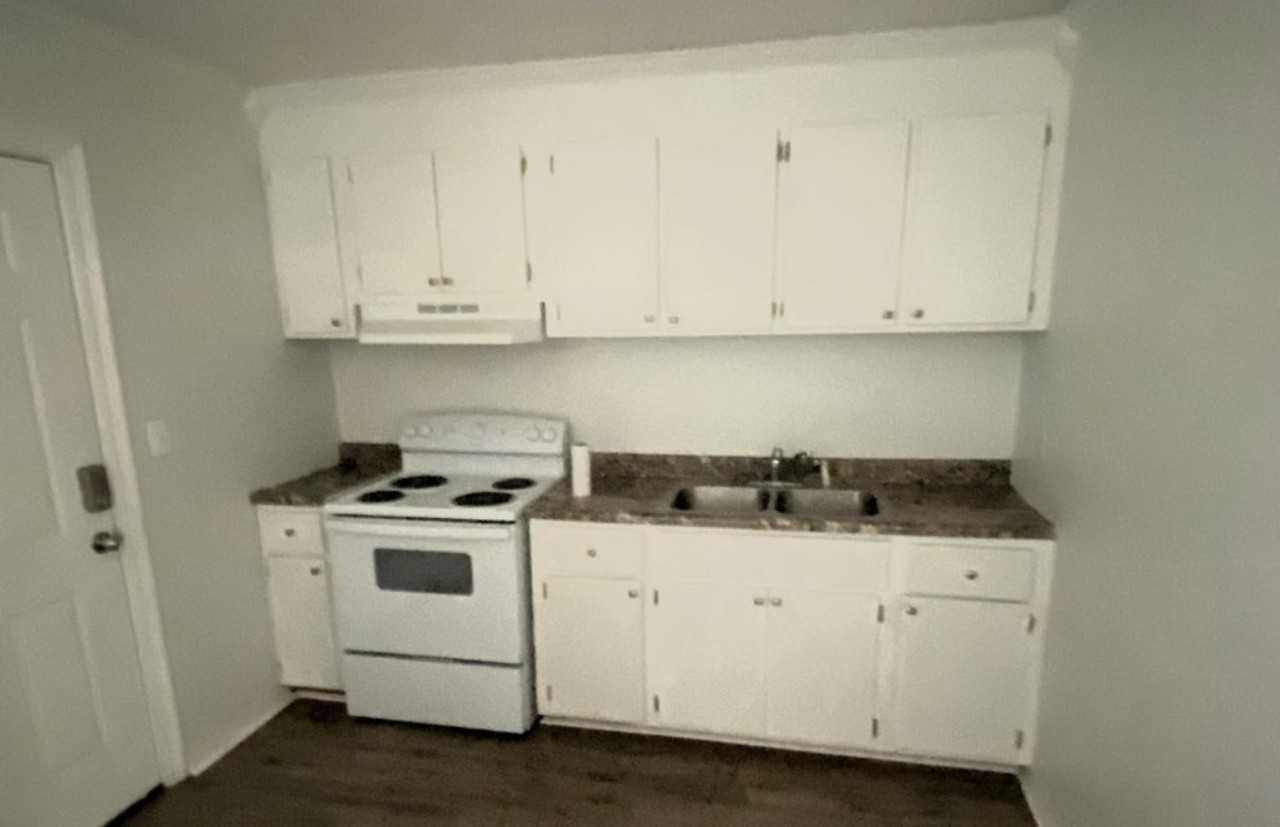 608 E 15th St - Photo 3 of 10