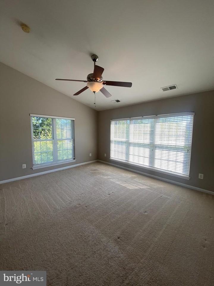25039 Justice Dr - Photo 2 of 21