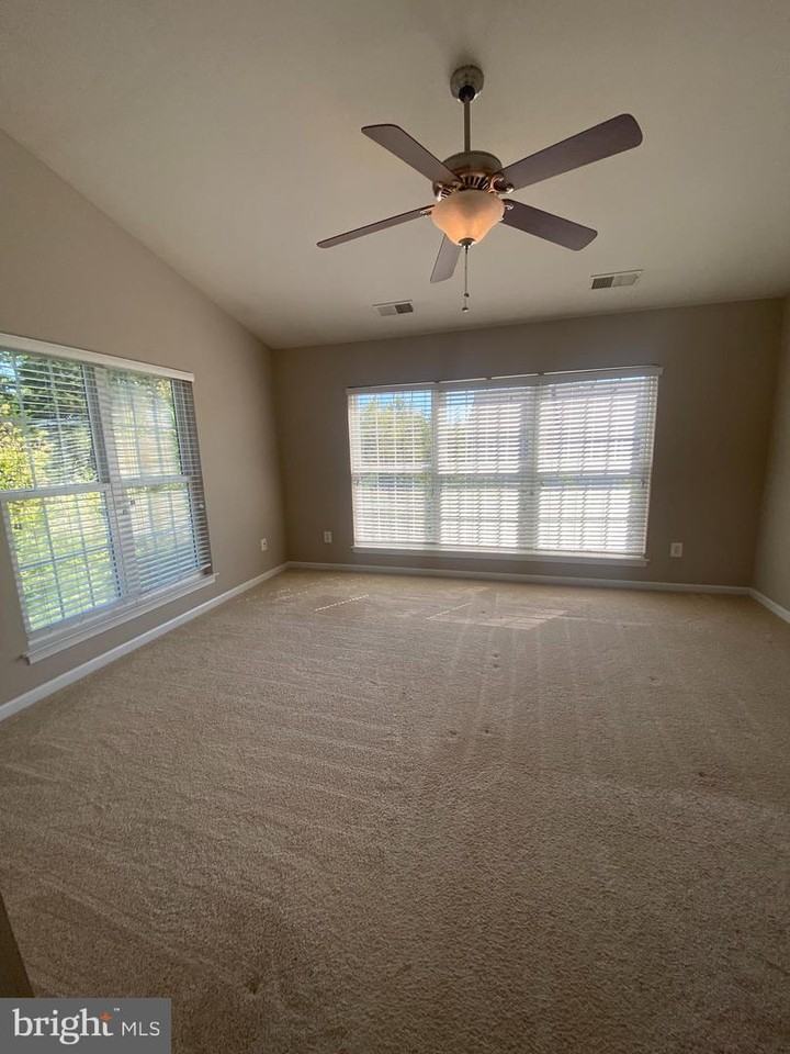 25039 Justice Dr - Photo 4 of 21