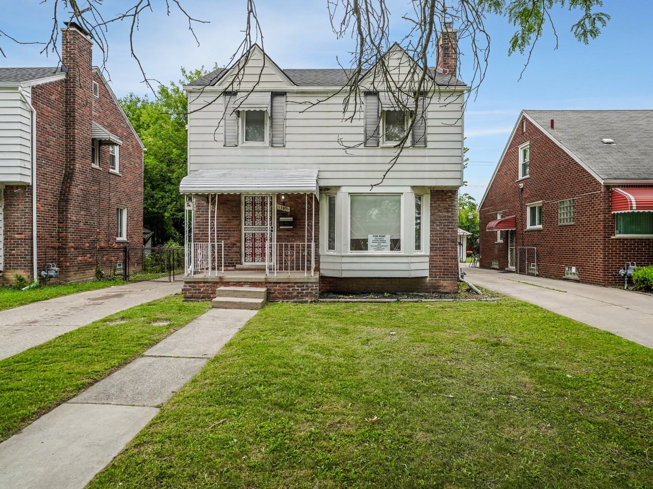 13891 Fairmount Dr - Photo 3 of 31