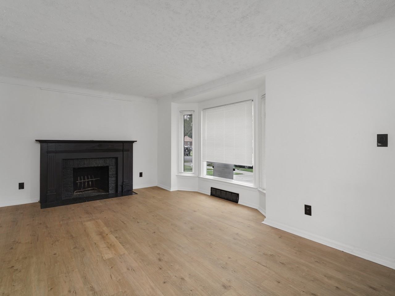 13891 Fairmount Dr - Photo 5 of 31
