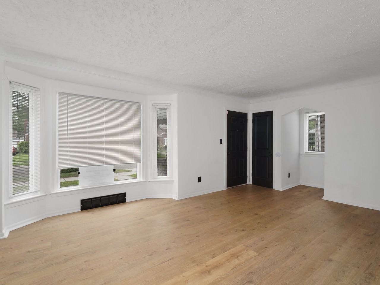 13891 Fairmount Dr - Photo 6 of 31