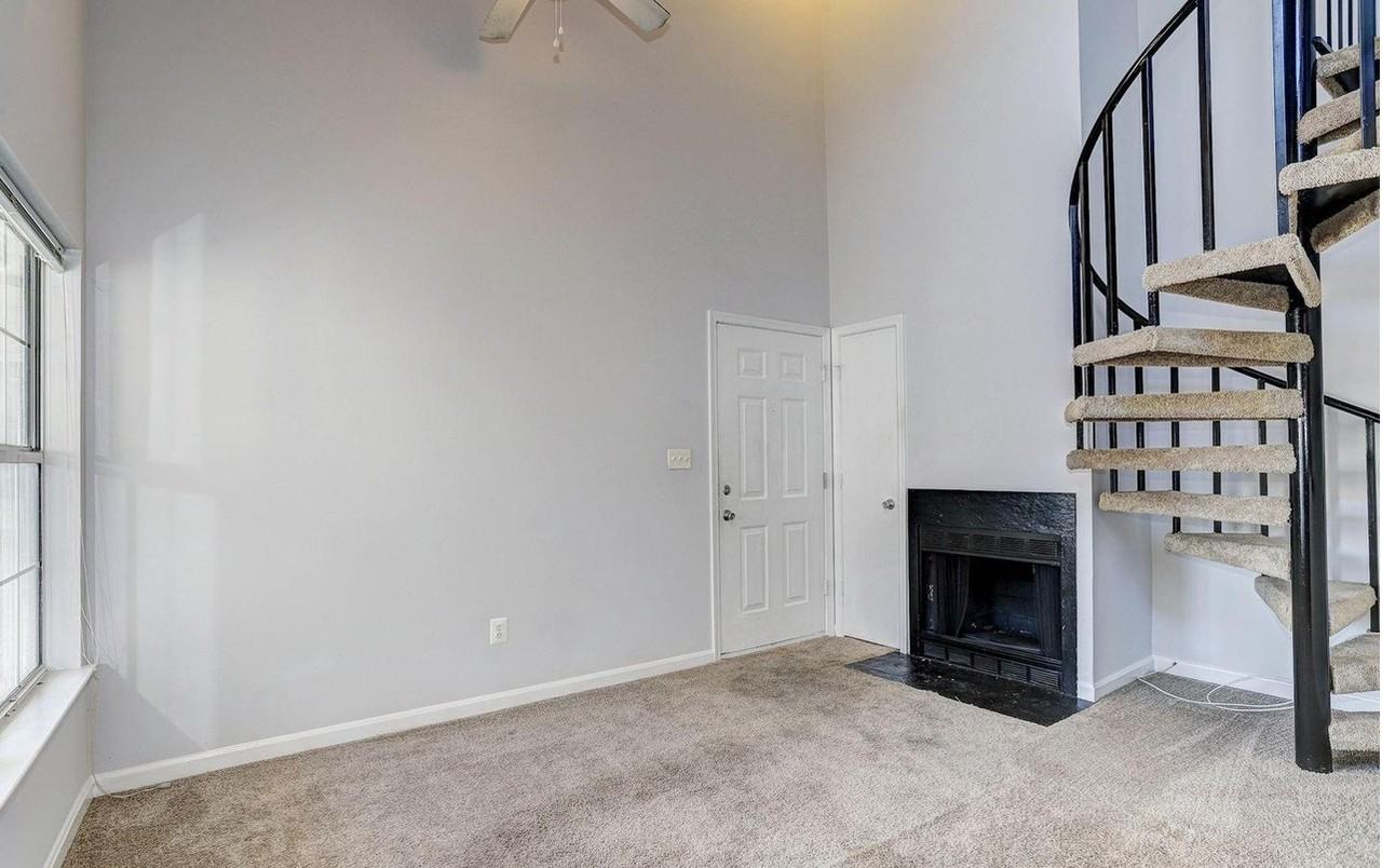 15823 Easthaven Ct - Photo 3 of 17