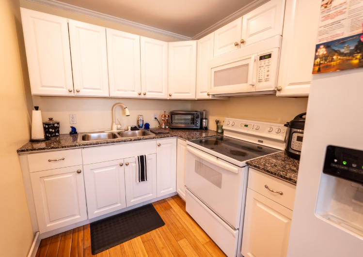 1124 Catherine St #201 - Photo 6 of 8