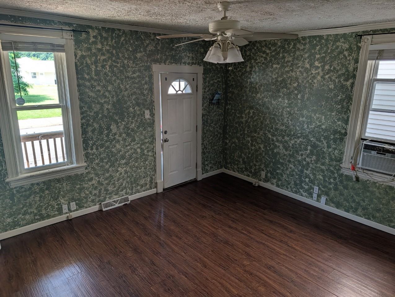 1123 8th Ave - Photo 2 of 6