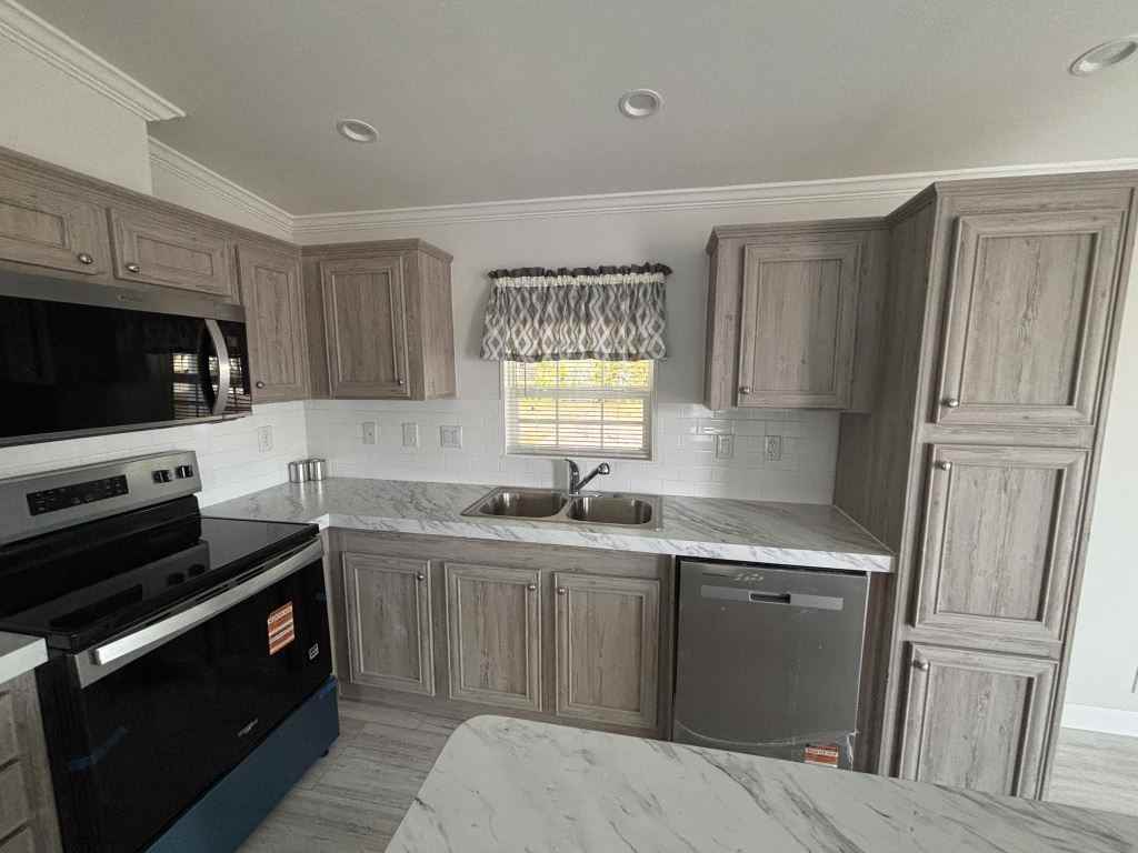 485 Zuider Zee Blvd - Photo 2 of 24