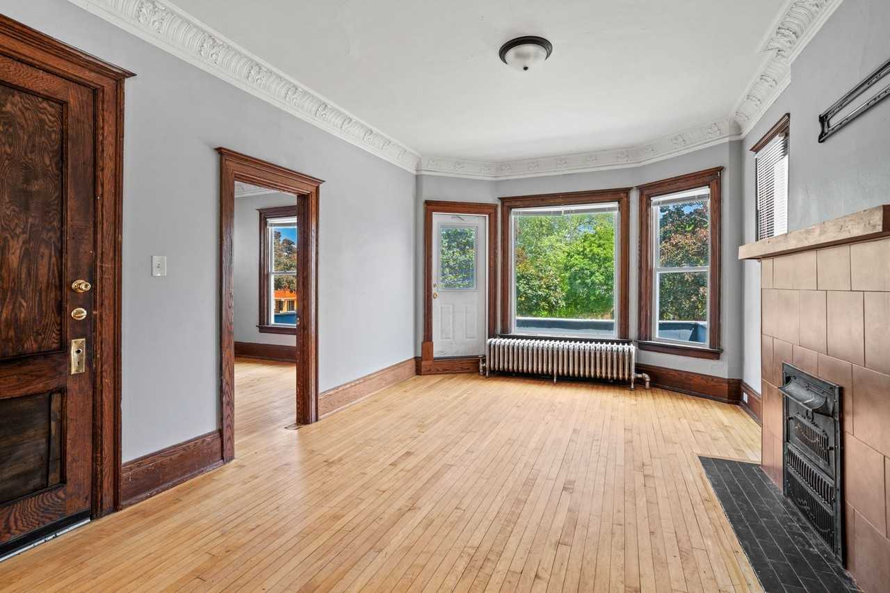 2935 N Maryland Ave - Photo 3 of 22