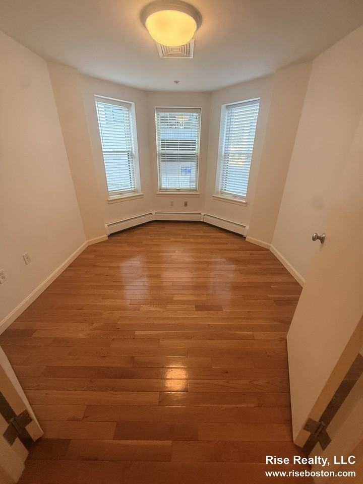 29 Peterborough St #3 - Photo 2 of 9